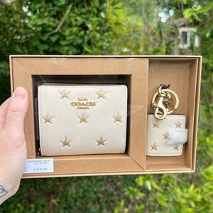 COACH Boxed Snap Wallet And Picture Frame Bag
Charm w Star Print CW950 NWT/BOX